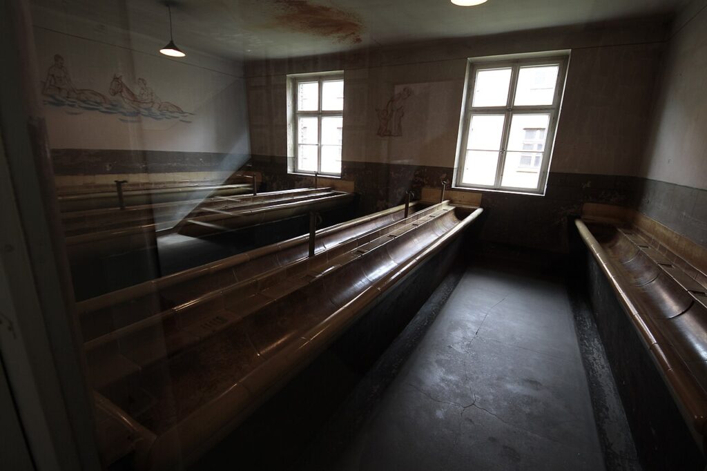 20 idées astucieuses pour une salle de bain bien rangée! Inspirez - Washroom in Auschwitz
