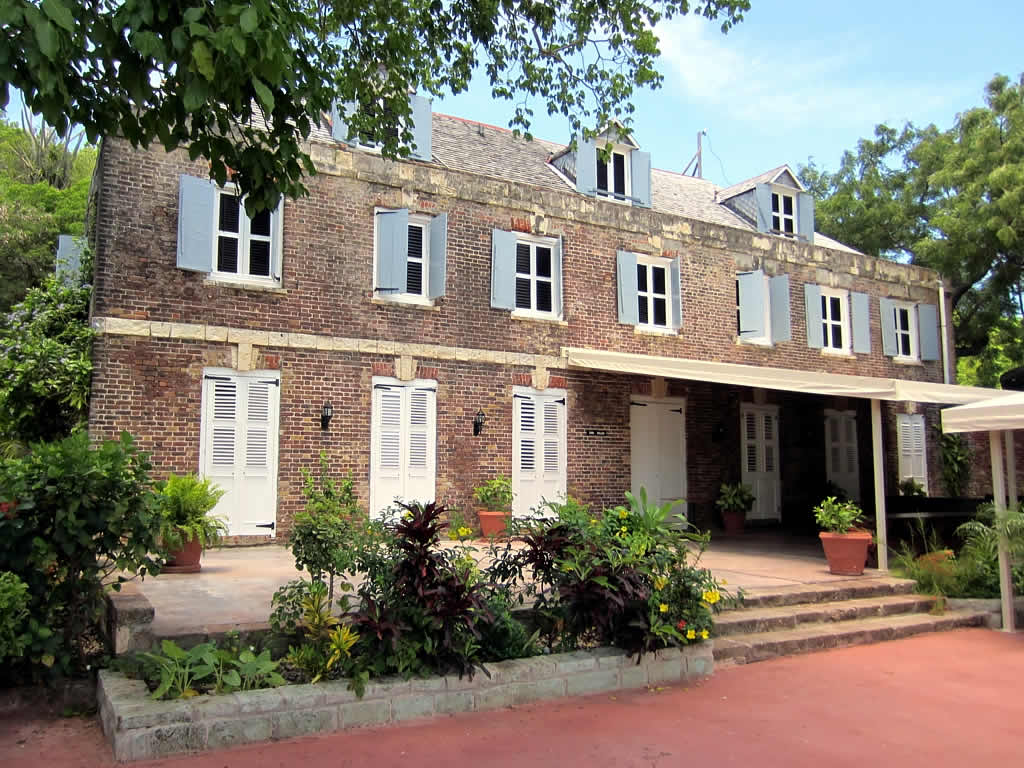 Aménagement jardin en pente - The Admiral's Inn (1788) at Nelson's Dockyard, Antigua, is now a hotel and restaurant.