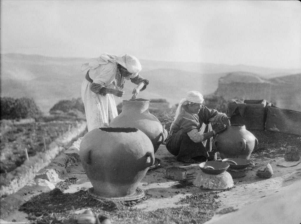 Des photos dans les bocaux! Voici 20 idées créatives pour vous inspirer… - Title: Agriculture, etc. Peasant women making "Zirs." Large earthenwear jar
