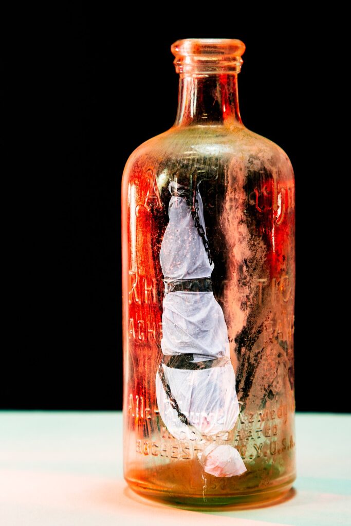 Recyclage créatif de bouteilles en verre - Allen R Hu Rheumatic Aches And Pains Cure