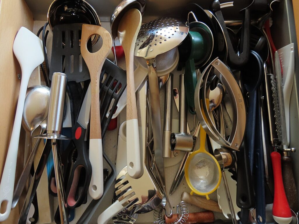 Une cuisine rustique moderne - Gezeigt werden die in einer Schublade untergebrachten Haushaltsgeräte