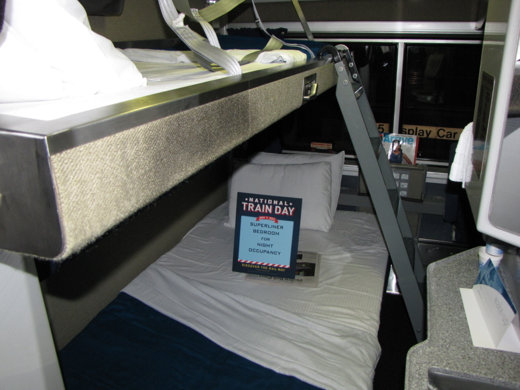 Décorer la chambre de bébé avec du Tricotin ! 3 tutoriels pour vous inspirer - Amtrak Superliner bedroom in nighttime configuration. Ben Schumin is a 