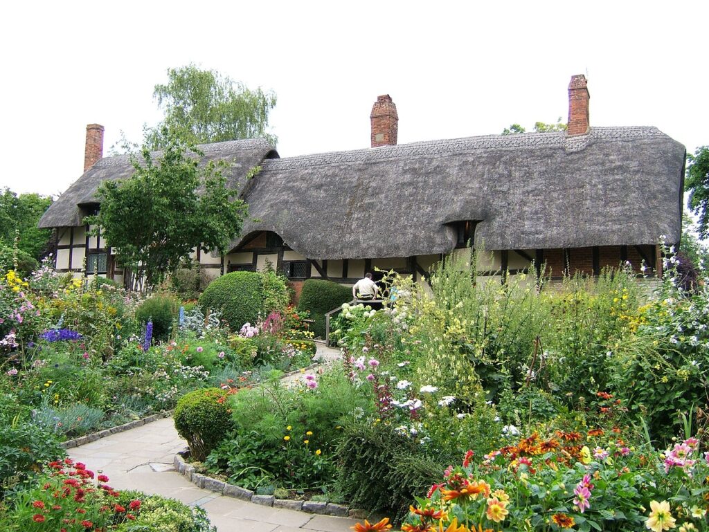 Mobilier de jardin Maisons du Monde 2021 - Anne Hathaways Cottage and gardens, Stratford-upon-Avon, Warwickshire, United Kingdom.