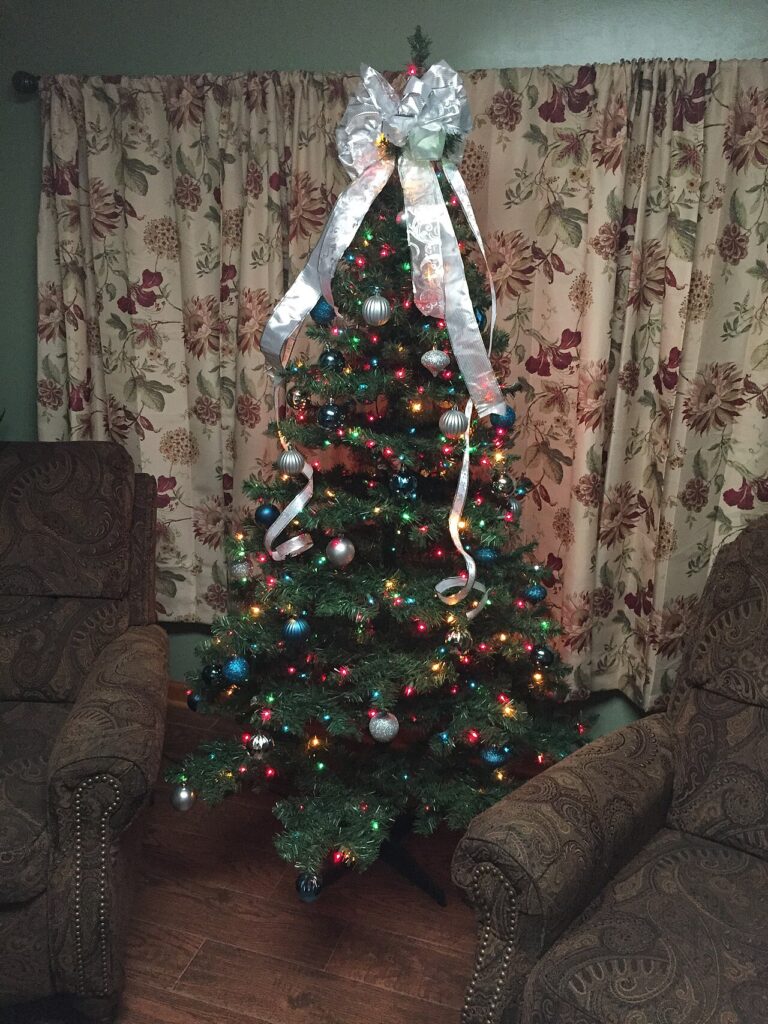 Un bougeoir Noël DIY avec un verre - Typical 'Colorado Pine' artificial Christmas tree.