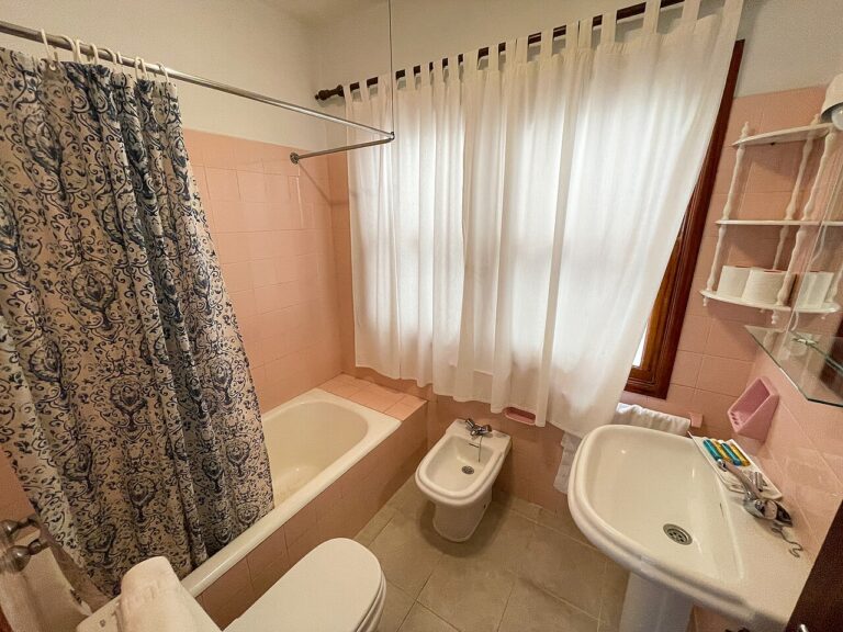 25 idées gain de place au dessus des WC! Inspirez-vous…