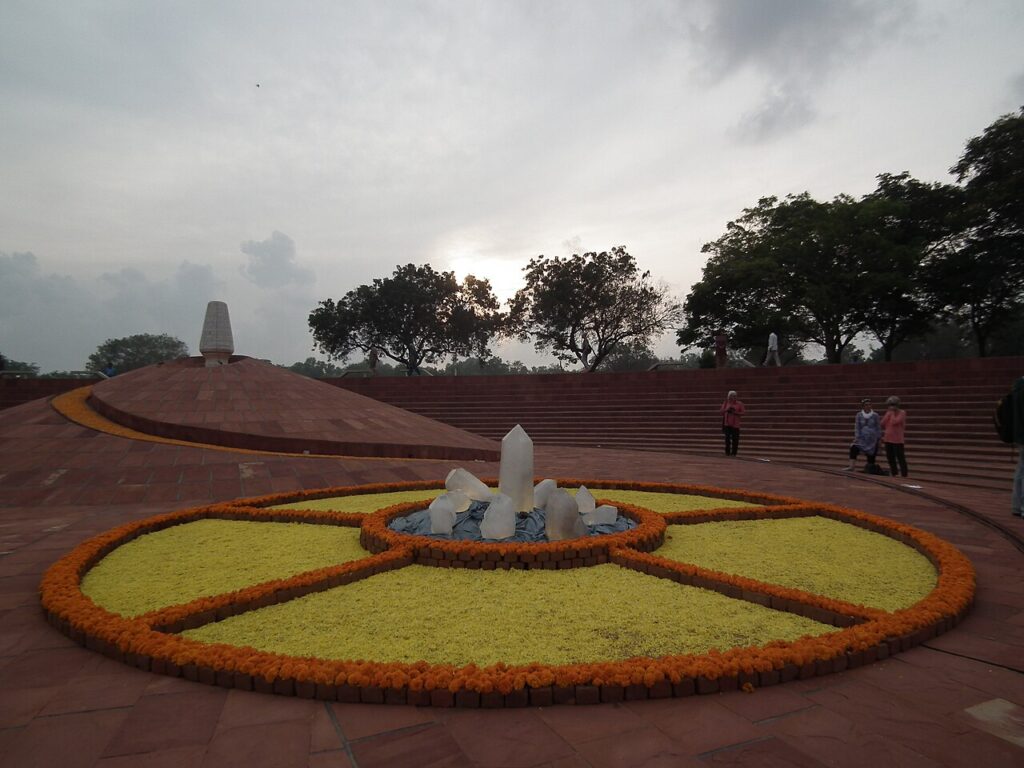 Avec ces fleurs, vos parterres de jardin feront sensation tout l’été - Auroville symbol created from flowers.