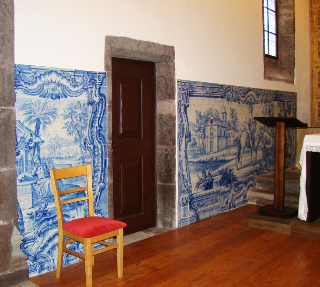 Les chaises vintage qui décorent votre intérieur avec style - Azulejos com aspetos da Vida de São Roque. Oficina de Lisboa, 1760 (c.) Parede da porta 