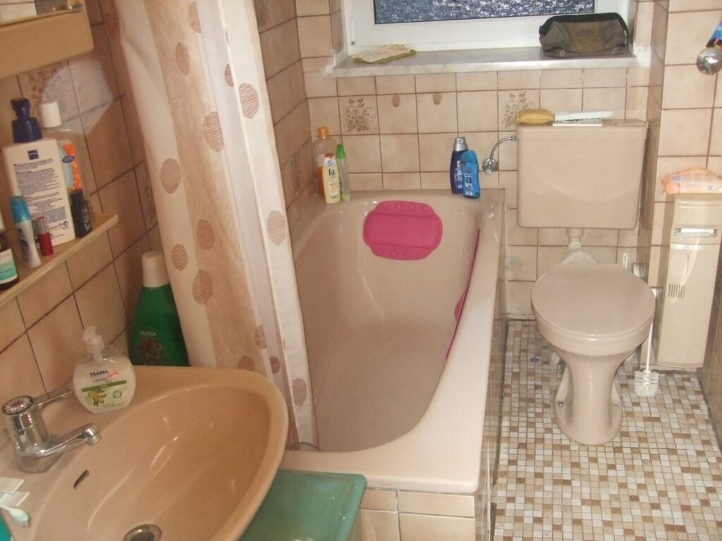 10 solutions IKEA pour une petite salle de bains - Gefliestes Badezimmer im Stil der 1960er/1970er Jahre