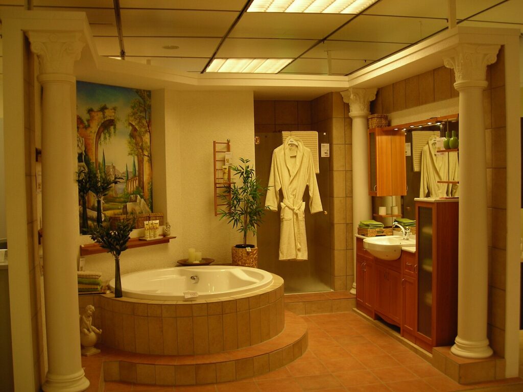 Comment aménager sa petite salle de bain? La réponse en 13 idées malignes - Badezimmer (Ausstellung in einem Möbelhaus)