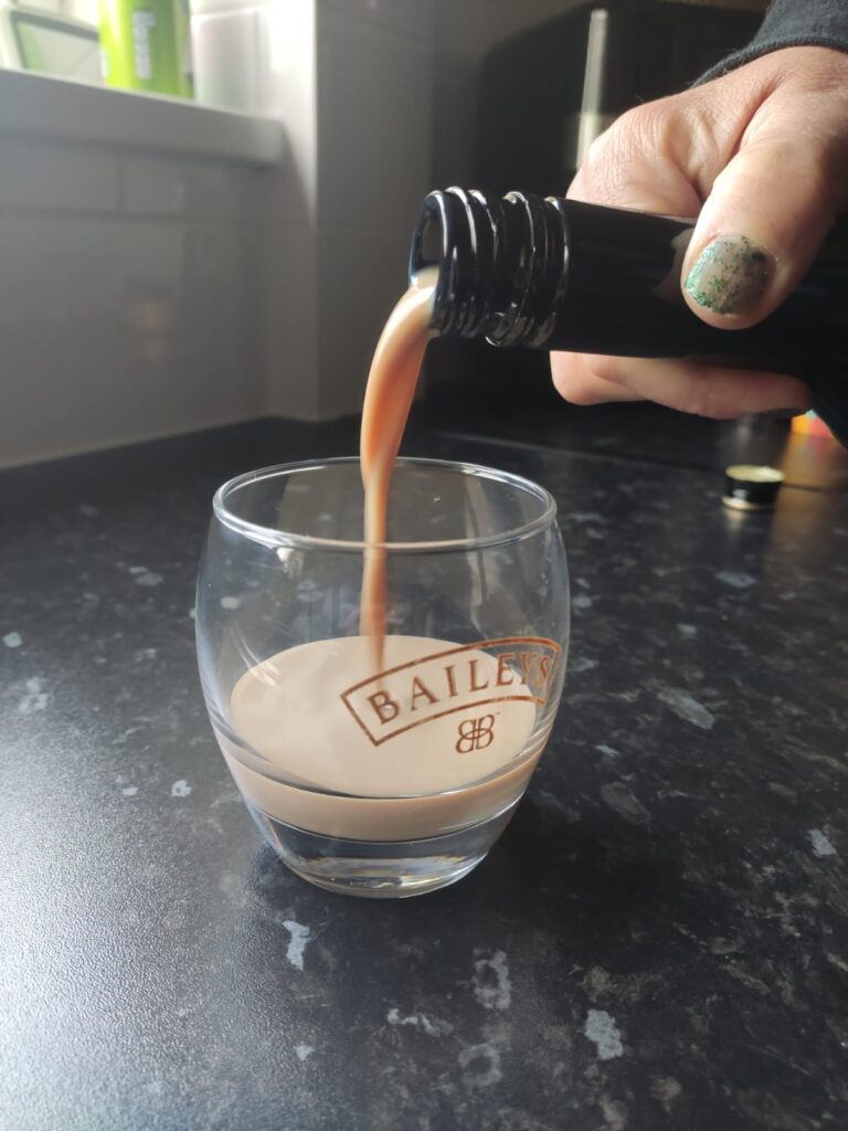 Bocaux en verre - Baileys Irish Cream being poured into a Baileys glass