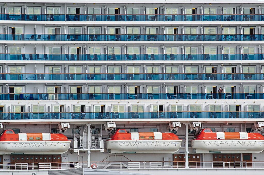 Tendances en jardinage 2023 - Balconies of a cruise ship with liveboats, taken in the harbour of Southampton