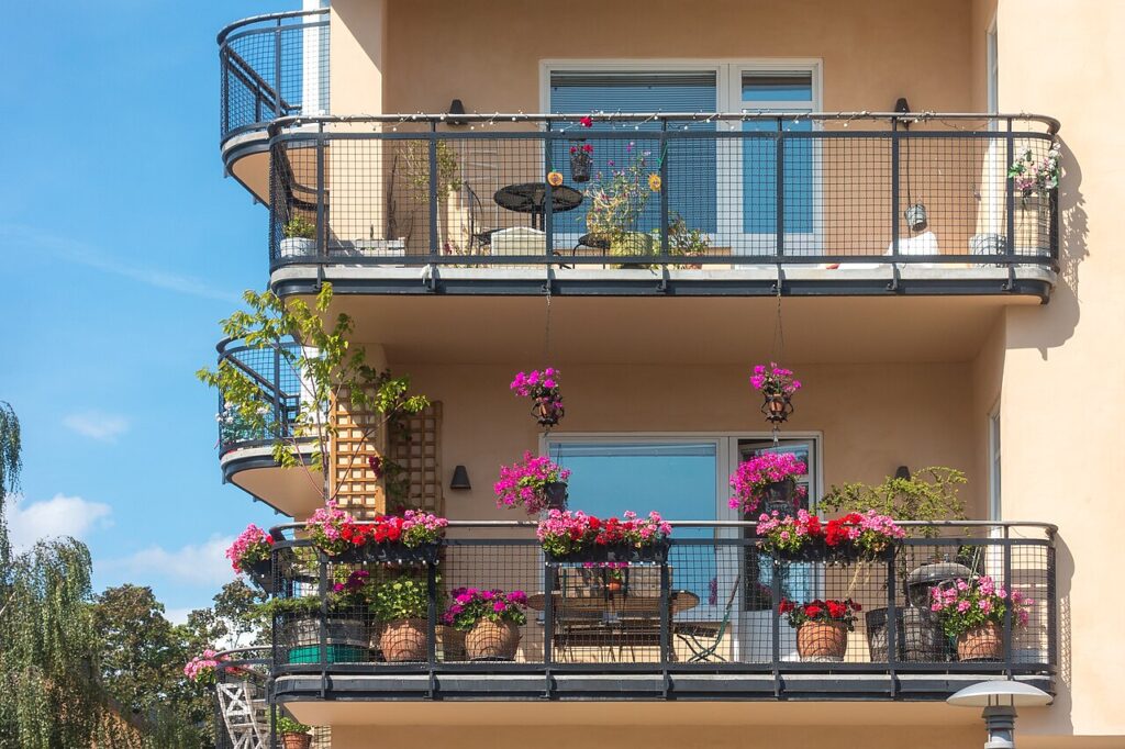 Utiliser des plantes à bulbes pour créer un petit coin de printemps chez soi - Balkong på Norr Mälarstrand på Kungsholmen i Stockholm i juli 2020.
