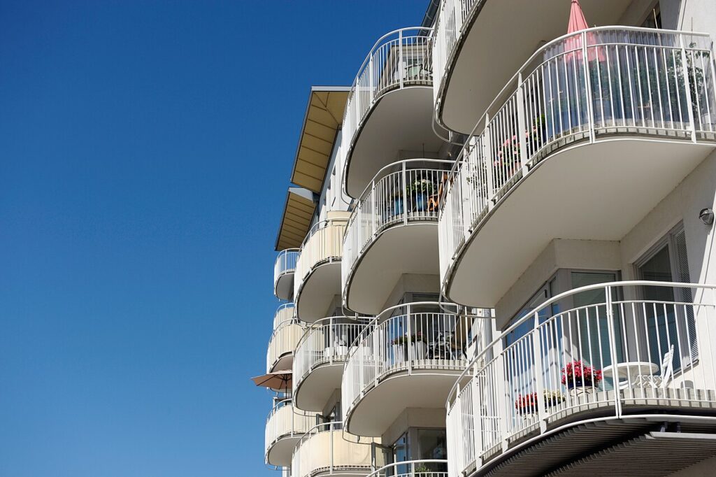Créer un magnifique jardin vertical sur le balcon avec ces 10 idées récup - Balkonger