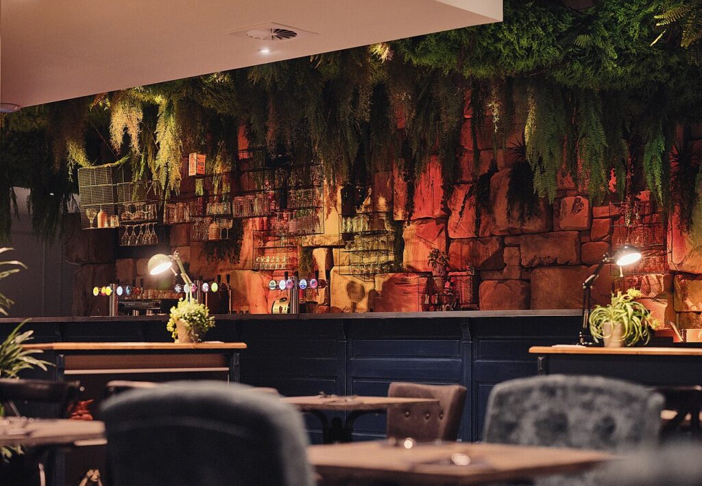 10 idées déco en rose pour le salon - Orbis - Bar à jeux - Crédit Schrodinger