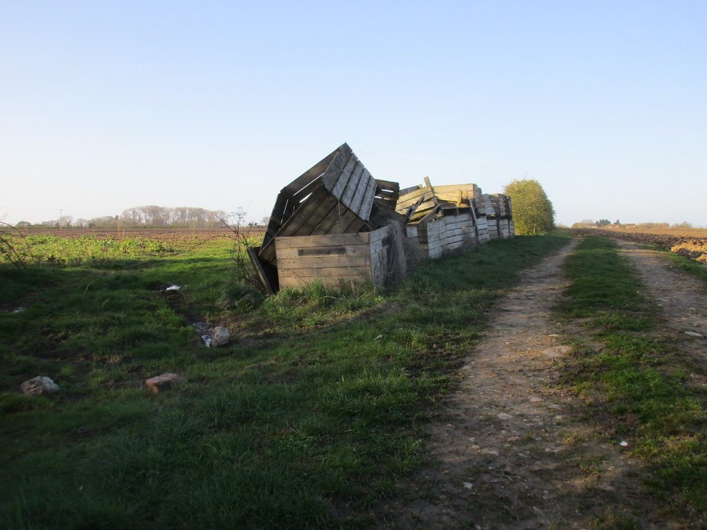 20 combinaisons avec les caisses en bois! Laissez - Barrier of crates, Breighton, East Riding of Yorkshire, England.This farm track serves as a footpa