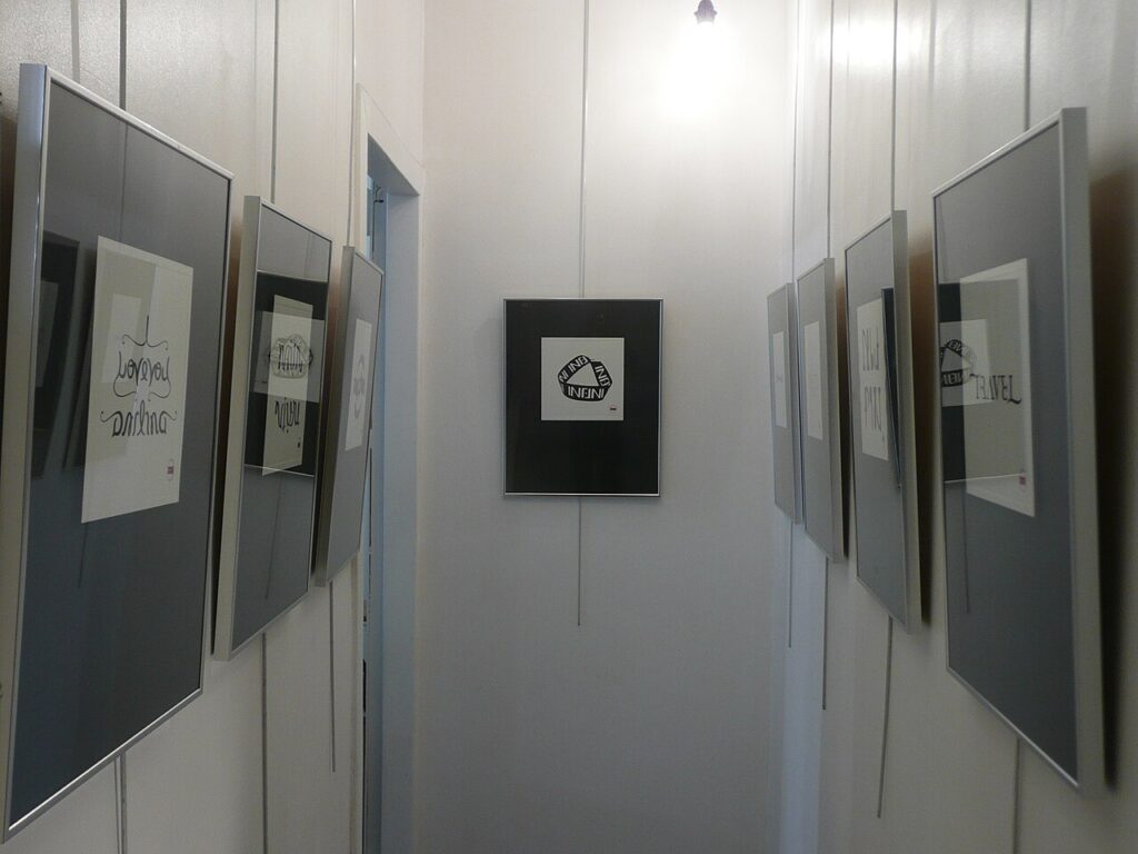 Cadres DIY originaux faciles à réaliser avec des palettes - Exposition d'ambigrammes de Basile Morin dans la gallerie d'art Parentheses, dans la ville