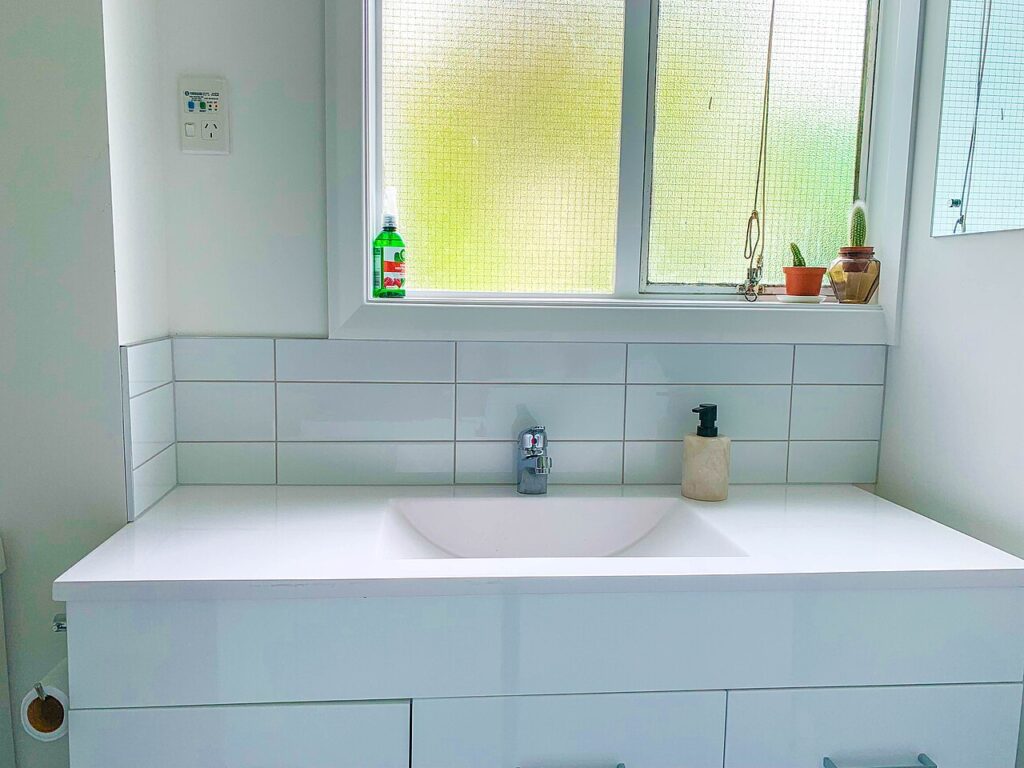 Comment aménager sa petite salle de bain? La réponse en 13 idées malignes - Splashback in a small bathroom renovation project in Wellington.