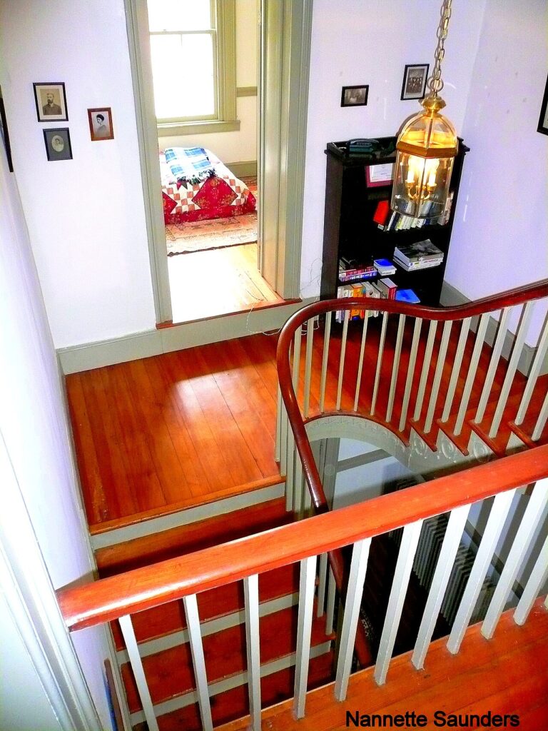 Aménagement sous escalier! 20 idées pour optimiser au mieux l’espace… - Antebellum home with a beautiful staircase