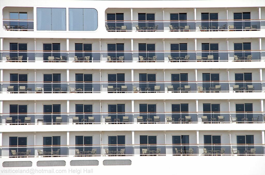 7 idées irrésistibles pour décorer la balustrade de votre balcon - There are four basic types of cabins onboard: insides (275, 12 of which are handica