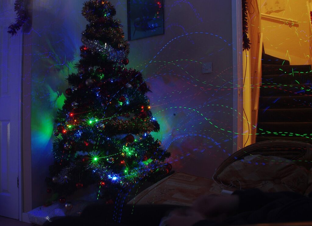 Décorer son intérieur avec un « Petit » sapin pour Noel! 15 idées inspirantes… - Our Christmas tree, all prettified. The light trails are because half