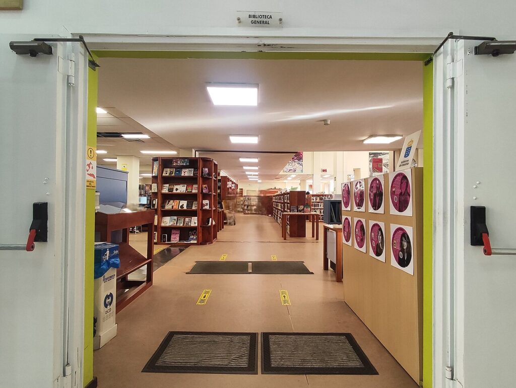 Des étagères déco avec des cagettes en bois! 20 exemples inspirants… - Biblioteca Pública del Estado en Santa Cruz de Tenerife (biblioteca en España)