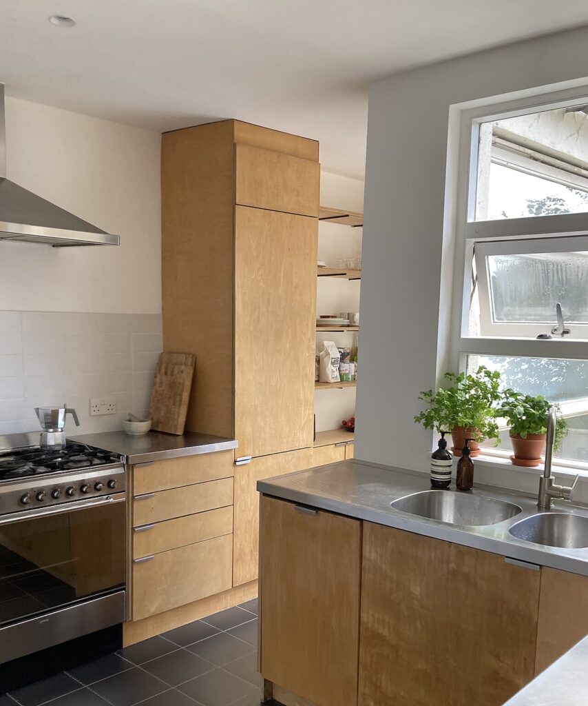 20 créations en bois de palettes pour ranger à la maison! Laissez - Birch-plywood kitchen by Barber Osgerby Associates, London 1999