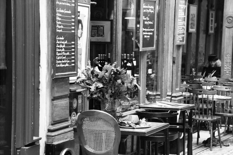 Papier peint style années 70! Voci 16 propositions Vintage pour vous inspirer…