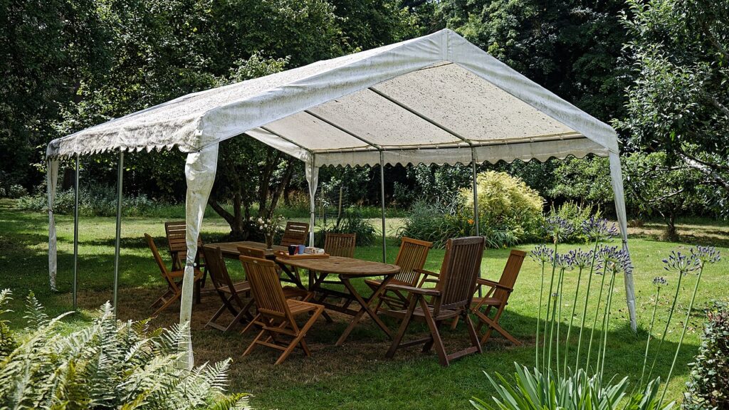 Voici 20 créations originales en bois de palettes! + Tutoriels - Garden marquee with garden furniture at the Blue Idol Quaker Meeting House, in Thakeh