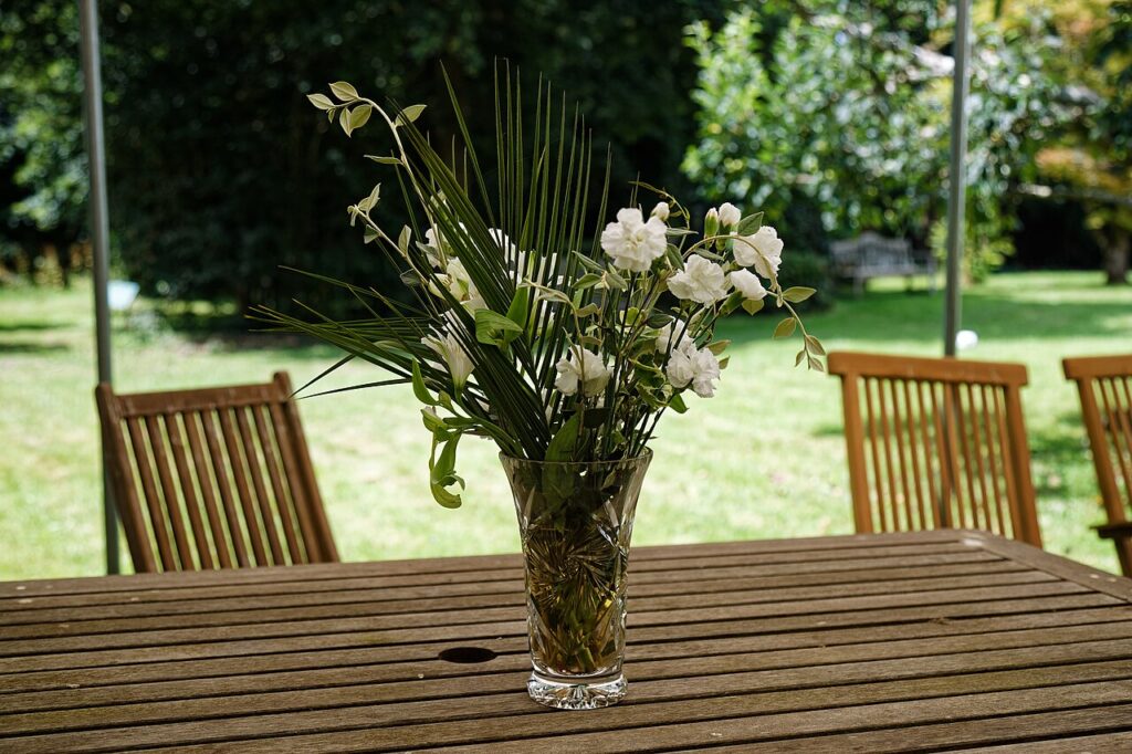 Fabriquer un canapé en palette! 20 idées + tutoriel vidéo… - Vase of flowers in a garden lawn marquee, at the Blue Idol Quaker Meeting House, in Thake