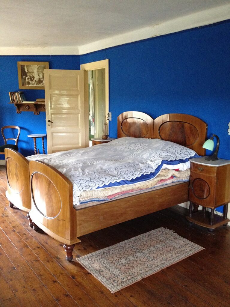 15 idées déco pour récupérer une tête de lit… Inspirez - The bedroom has a strong blue color. The story goes that they needed to repaint the room, but