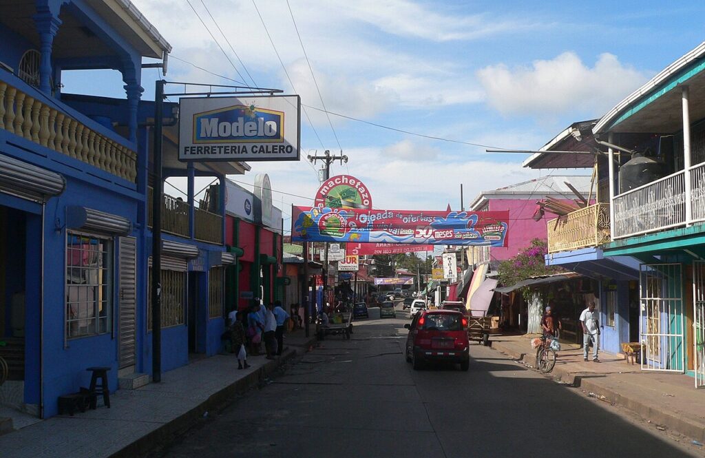 7 idées irrésistibles pour décorer la balustrade de votre balcon - A typical Bluefields, Nicaragua street scene.