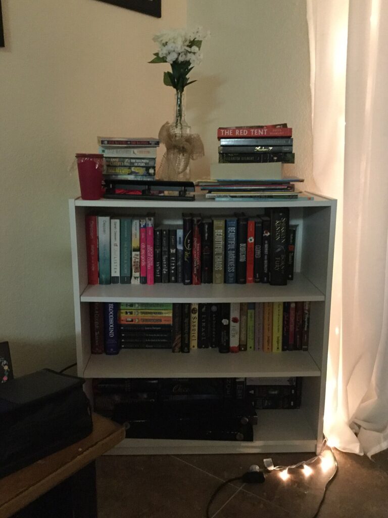Le printemps 2020 avec IKEA - This is an example of a decorated book shelf.