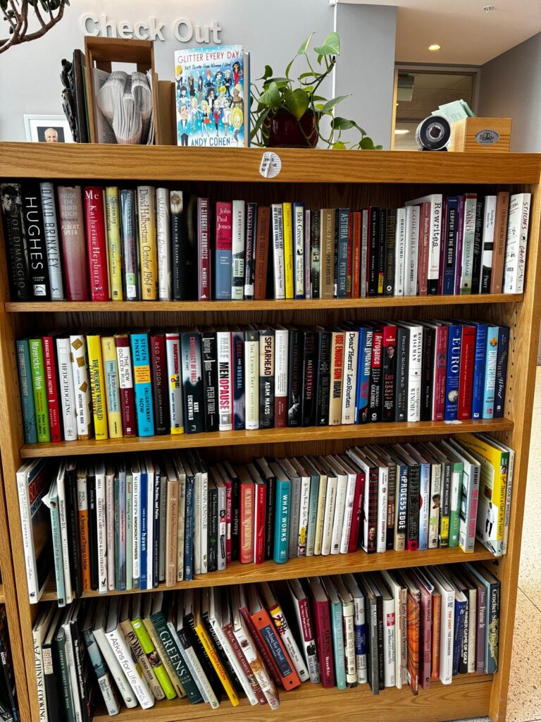 Des idées pour bien agencer son espace extérieur avec IKEA - Bookshelf at a library