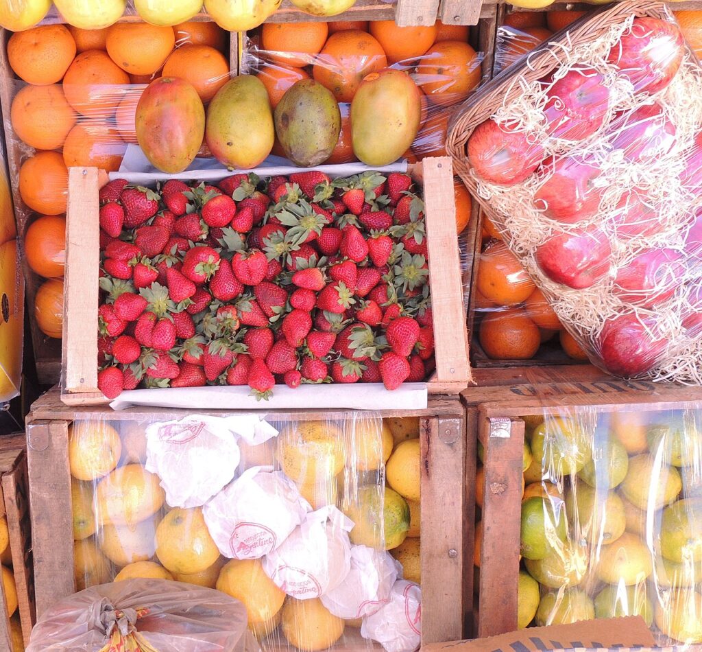 La caisse en bois « green » - Several fruits showed for selling in Mar del Plata, Argentina