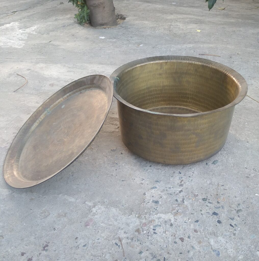 Style Country pour la cuisine! 20 idées qui sauront vous inspirer… - Brass Hammered Tope with Lid at Ishanpur, disrict Ludhiana, Punjab