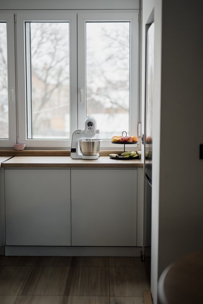 15 exemples de cuisines au style industriel qui sauront vous inspirer! - A kitchen features a mixer on the counter with a bowl and fruits placed besid