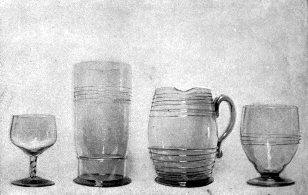 Bocaux en verre - Glassware designed by Philip Webb for William Morris. From left to right: a drinking glass, a beaker, a pitcher, a goblet.