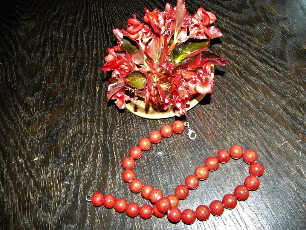 Réaliser un beau bac à fleurs en bois de palette! 20 idées inspirantes… - Bucuresti, Romania. Flori Ghetisoare sau Begonii mici. Aranjament floral cu 