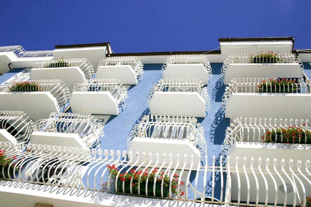 Aménager balcon et jardin avec des caisses en bois - Image title: Building balcony Image from Public domain images website, http://www.public-domain-i