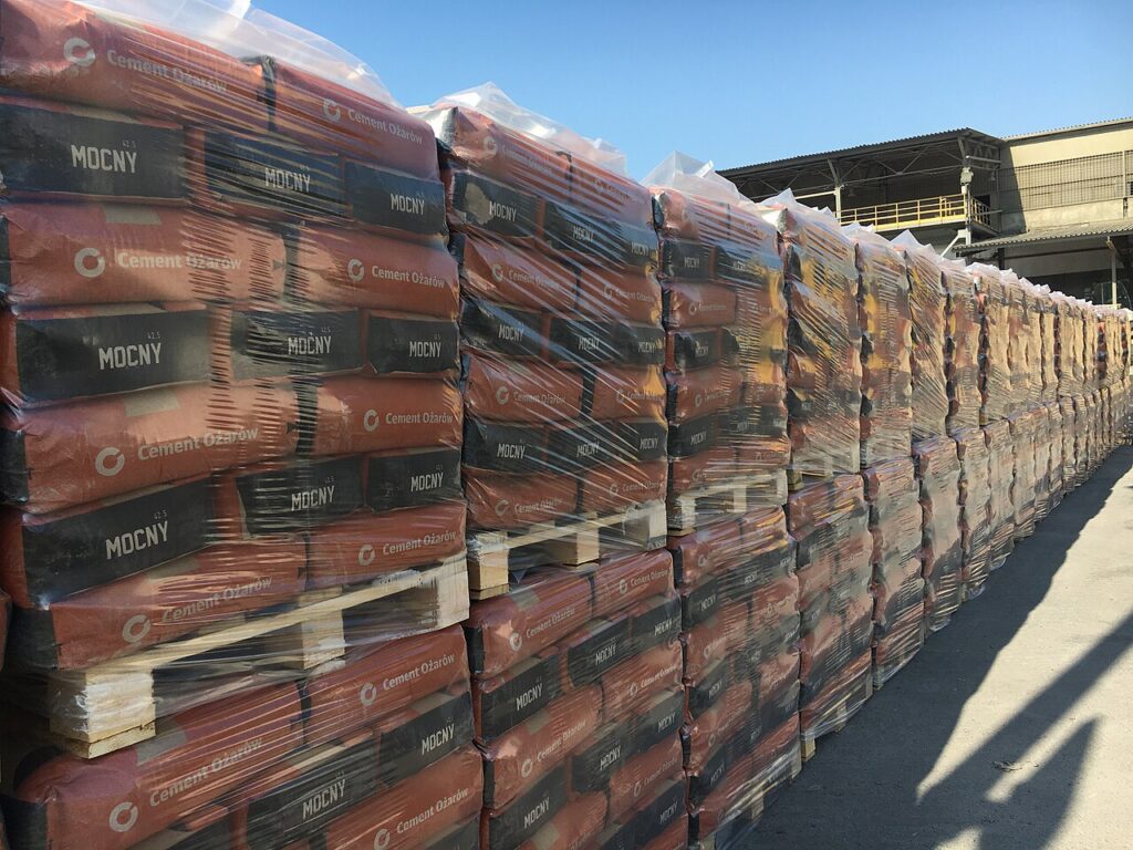 Relooker un meuble IKEA avec des palettes! 20 exemples inspirants… - Cement CEM II A-V 42.5 R - bag 25kg. Produced by Cement Ozarow (Poland), CRH Plc.