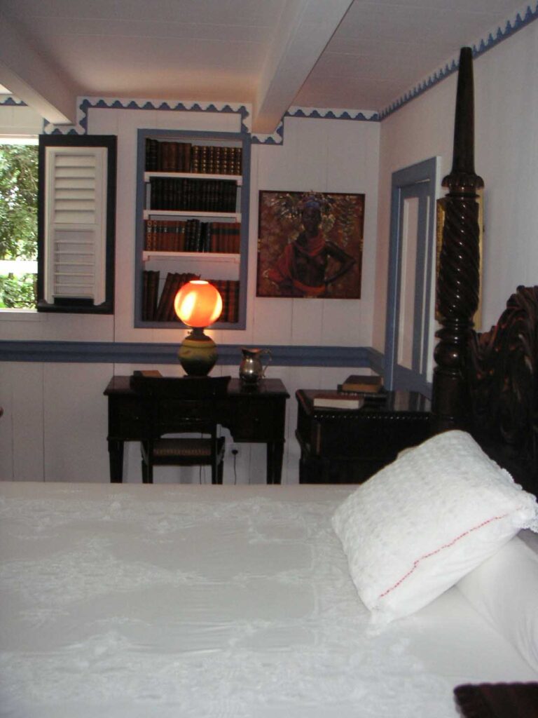 Tête de lit moderne - Chambre au 1er étage de l'Habitation Clément (Martinique). Photo prise par Padawane