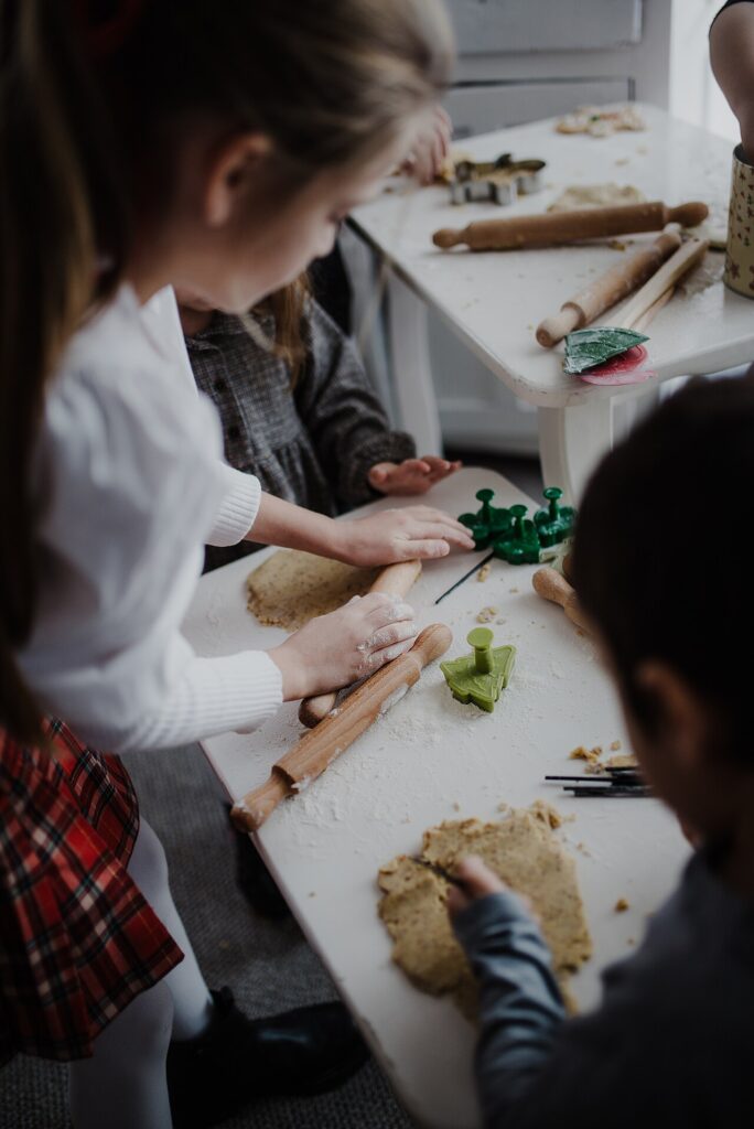 En récupérant quelques ustensiles de cuisine, on peut créer des objets design originaux pour la maison - Young children are focused on molding dough u