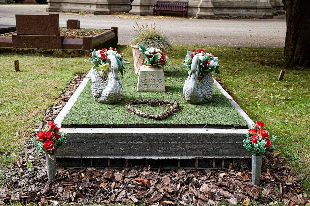15 idées originales pour poser les dalles de jardin! Laissez - Grave swan ornaments in the City of London Cemetery, Aldersbrook Road, Newham, England.