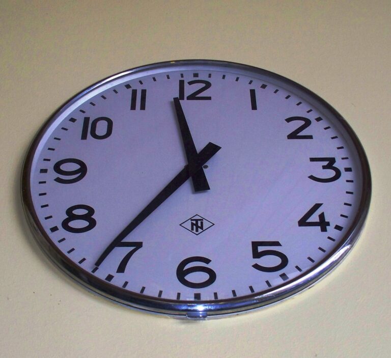 Lidl : cette lampe de bureau sans fil avec horloge fait des ravages !