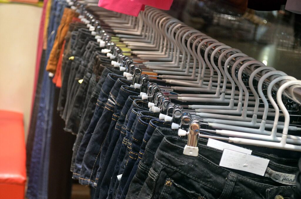 10 idées géniales pour recycler de vieux jeans - Clothing Rack of Women's Jeans