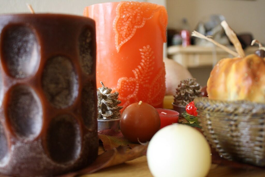 Un bougeoir Noël DIY avec un verre - Collection of modern synthetic candles