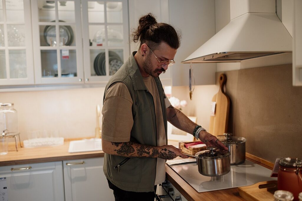 Donnez du peps à votre cuisine avec ces 5 indispensables IKEA - Cooking a delicious meal in a modern kitchen while enjoying culinary creativity