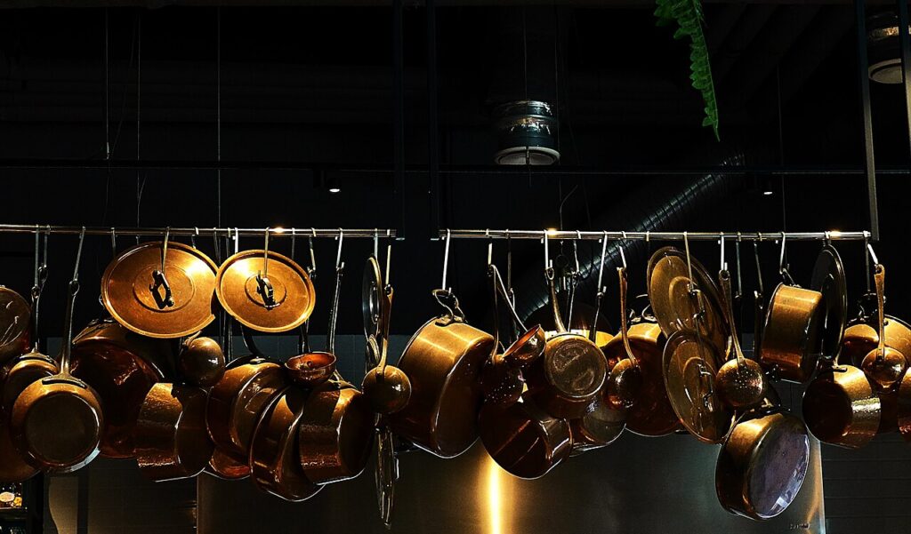 Réutiliser de vieux ustensiles de cuisine pour créer quelque chose d’original dans la maison - Copper pots in the kitchen; restaurant, Warsaw