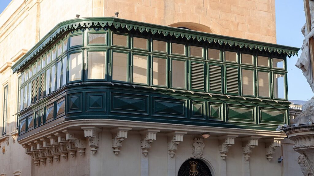 Végétaliser un petit balcon - Corner Balcony of L'Isle Adam Band Club Rabat, Malta