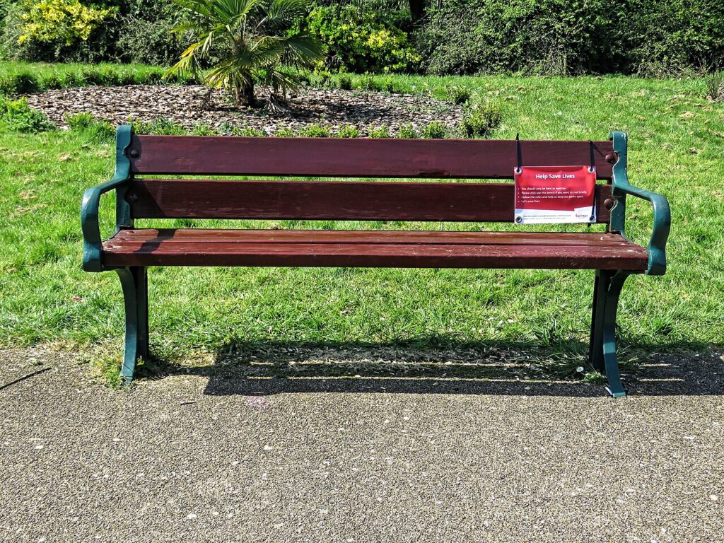 20 salons de jardin en palettes! Laissez - A footpath bench edging a lawn in the Ornamental Garden of Downhills Park during the Covid-19 coronavirus p